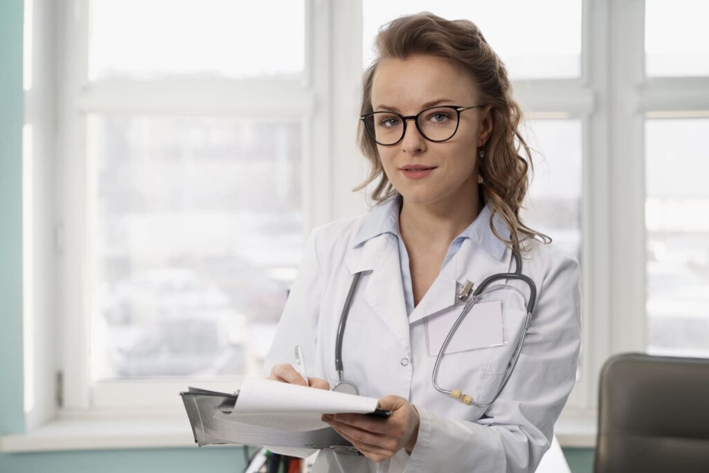 In der Schweiz machen mehr Frauen als Männer einen Abschluss in Medizin. Dennoch herrscht oft Ungleichheit.