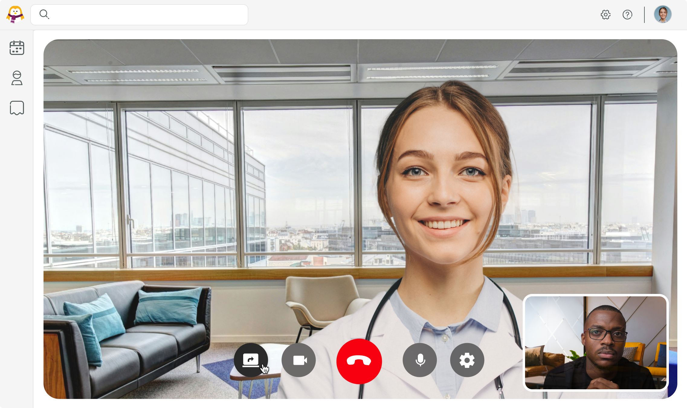bouton-partager-OneDoc-Visio-teleconsultation Écran d'une téléconsultation entre une professionnelle de santé et un patient via OneDoc Visio avec la possibilité de partager son écran