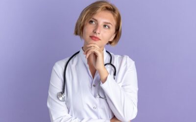 Arzt, der mit der Hand auf der Stirn nachdenkt