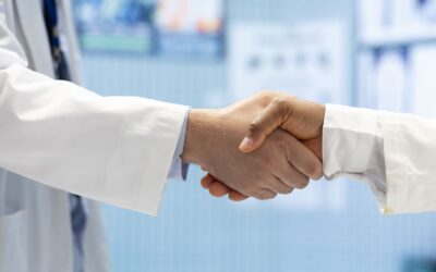 Händedruck zwischen zwei Fachkräften aus dem Gesundheitswesen