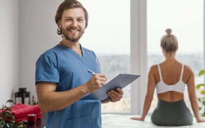 Lächelnder Physiotherapeut mit einer Patientin, die mit dem Rücken zum Betrachter im Hintergrund sitzt