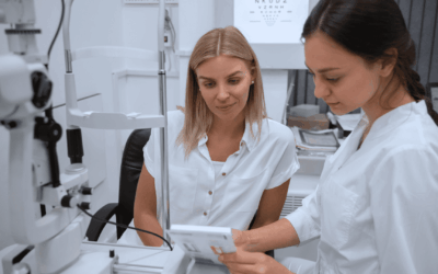 Two ophthalmologists discussing how to reduce waiting times at the ophthalmology clinic