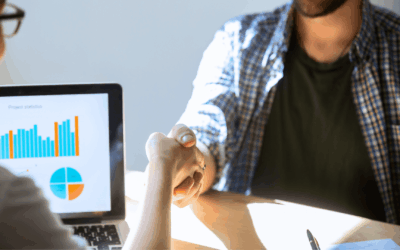 Dentista che stringe la mano a un altro dentista dopo l'acquisizione del suo studio dentistico