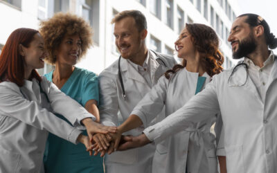 Groupe de médecins du réseau de santé suisse mettant leur main ensemble