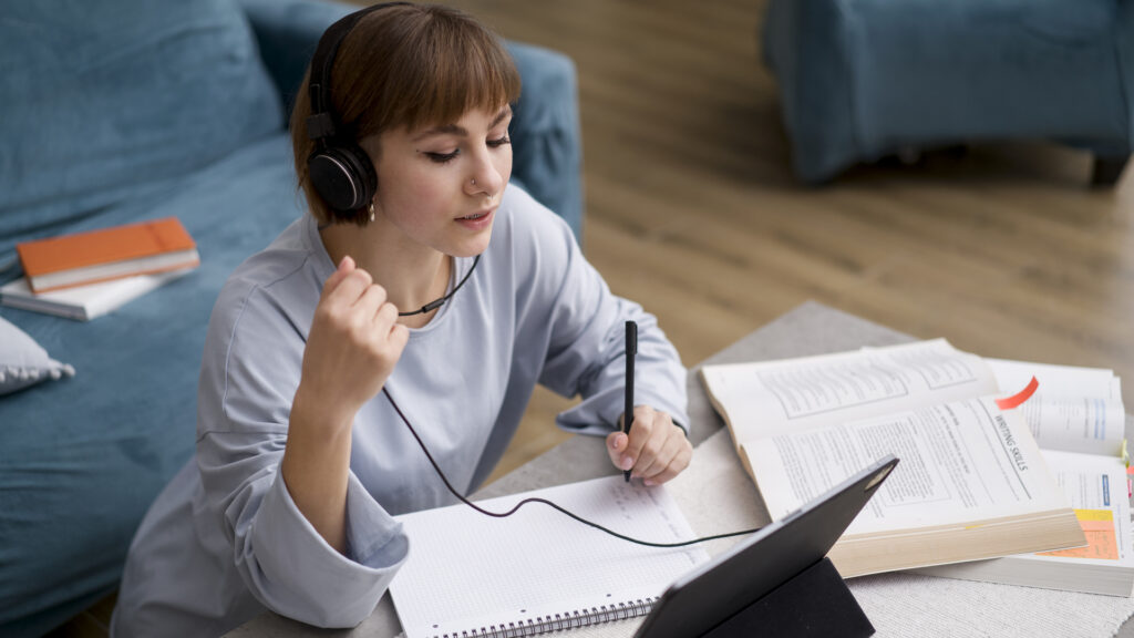 Giovane donna durante una teleconsultazione