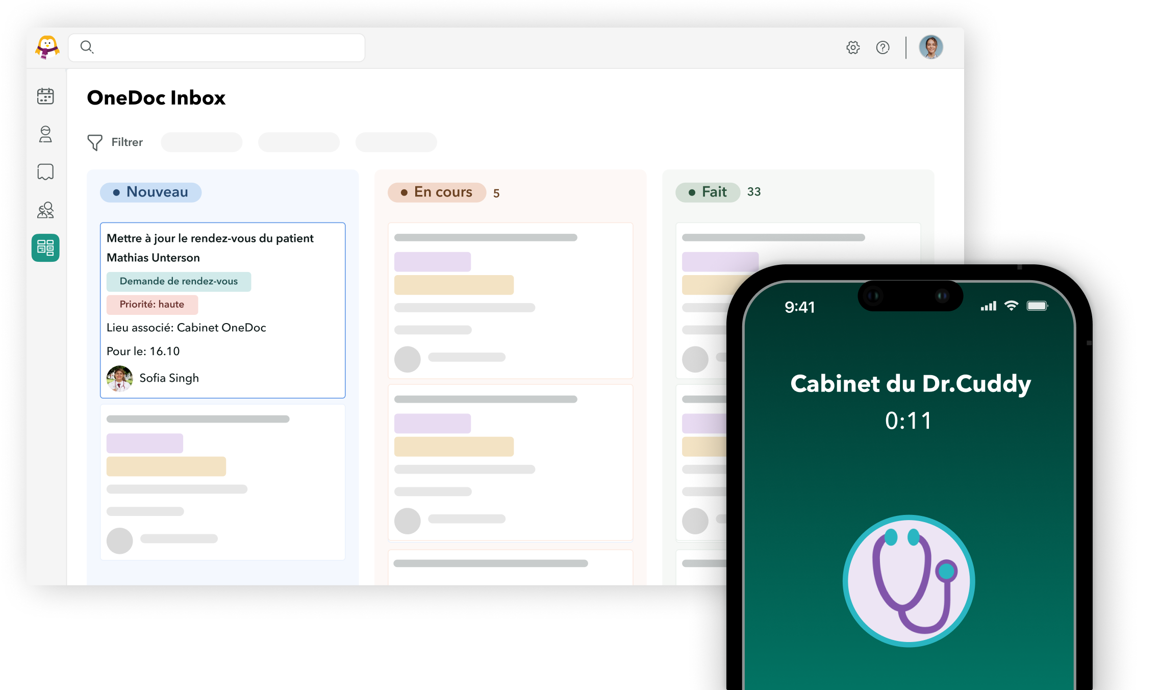 Téléphone au premier plan affichant une conversation en cours avec OneDoc Emma. Un rendez-vous est créé dans OneDoc Inbox en arrière-plan.