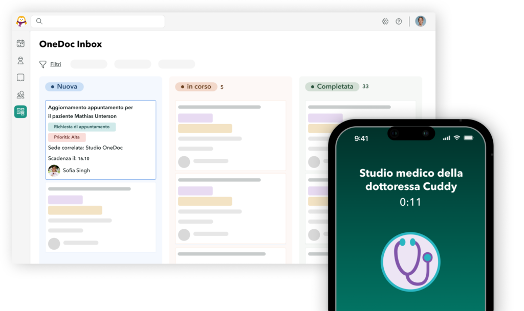 Telefono in primo piano che mostra una conversazione in corso con OneDoc Emma. Viene creato un appuntamento in OneDoc Inbox sullo sfondo.
